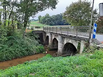 Pont sur la Lupte à l'entrée du village de Vazerac