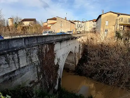 Pont vieux enjambant la Douze à Roquefort.