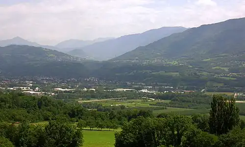 Vue de Pontcharra depuis Barraux à l'ouest avec la sortie des gorges du Bréda dans les montagnes derrière la ville.