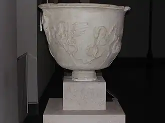 Cratère en marbre orné d'une grue et de serpents