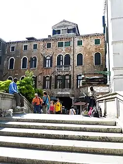 Ponte Giovanni Andrea Della Croce; Il relie le Sotoportego de Siora Bettina et le Campo San Cassiano