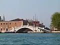 Ponte San Biasio (vén: San Biagio) delle Catene entre riva de San Biagio et riva de ca' di Dio