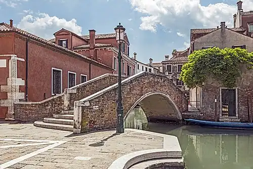 Ponte San Boldo reliant Fondamenta del Parrucheta et Campo San Boldo. Il constitue la limite avec le rio de San Boldo