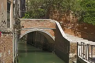 Ponte San Cristoforo reliant la calle éponyme avec le Campiello Barbaro