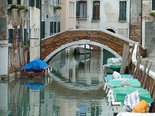 ponte Corrente reliant la calle éponyme et Fondamenta Sant'Andrea