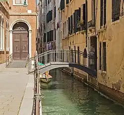 ponte de le Scuole reliant Fondamenta de le Scuole et Calle del Frutariol