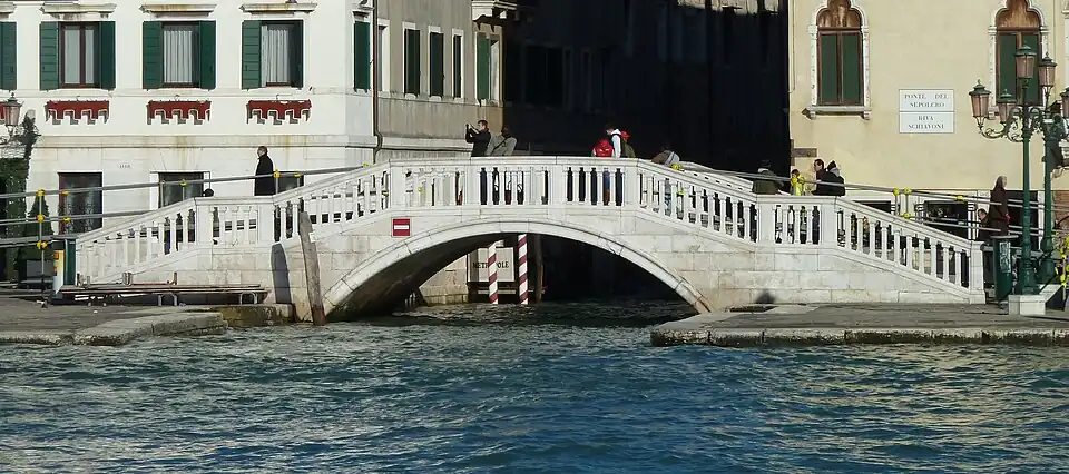 le ponte del Sepolcro (jadis ponte de la Pietà ou di Ca Navagero) sur le Riva degli Schiavoni, jadis appontement de bateaux chargés de sable. Au XVe&nbsp;siècle existait ici un refuge pour les pèlerins du Saint Sépulcre, ensuite étendu comme église et couvent du Saint Sépulcre