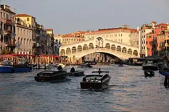 Le pont du Rialto à Venise au-dessus du Grand Canal (XVIe&nbsp;siècle).