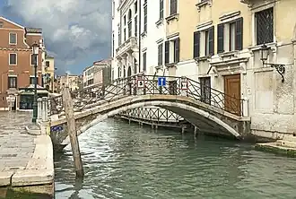 pont privé du palais Loredan Cini qui le reli au Campo San Vio