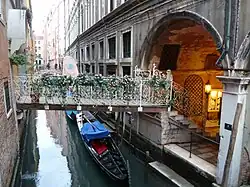 pont privé d'un magasin de dentelles