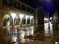 Arcades de la façade principale du marché, la nuit.