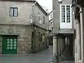 Extrémité ouest de la rue avec arcades