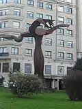 Monument à l'arbre sur le côté sud de la place