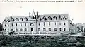 Pontivy : l'hôpital temporaire n° 18 bis (École supérieure des jeunes filles) pendant la Première Guerre mondiale (carte postale Villard).
