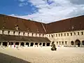La cour intérieure de l'ancienne abbaye royale du Moncel, ailes nord et est.