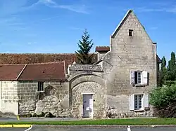 Vestiges de la « grange » (ferme monastique) du Moncel, incorporant un manoir XIIIe&nbsp;siècle.