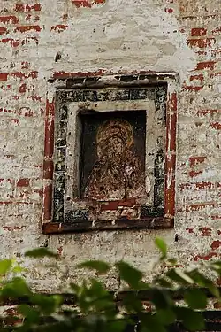 Kiot carrelé sur le côté sud du clocher.