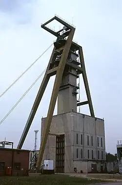 photo d'un chevalement moderne en Z.