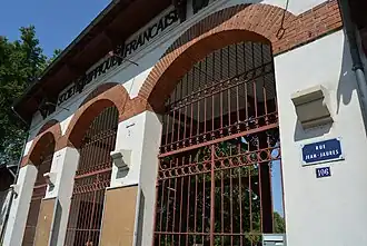 Porche composé de trois arches et d'une grille pour chaque arche