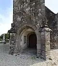 Le porche ouest de l'église.