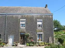 Maison typique recouverte d'ardoises.