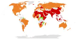 Carte du monde avec des pays colorés soit en gris, vert, orange ou rouge.
