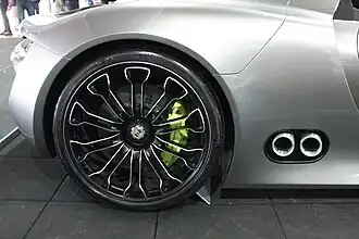 Photo d'une roue arrière de 918 Spyder Concept, avec double sortie d'échappement latérale devant la roue.