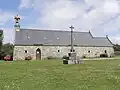 L'enclos paroissial de la chapelle Saint-Ourzal : la chapelle et le calvaire 2.