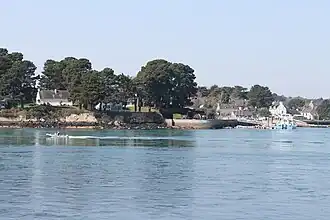 Port-Blanc : le port vu du Golfe du Morbihan.