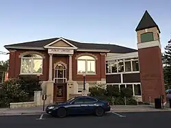 La bibliothèque publique.