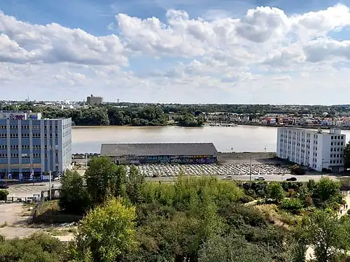 Quai Saint-Louis, vu du haut de la carrière de Miséry. Immeuble Cap 44 à gauche, hangar 13 au centre, immeuble Le Saint Louis à droite, port de plaisance de Trentemoult sur la rive opposée.