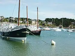 Le port de Ploumanac'h, avec au 1er&nbsp;plan à gauche l'Aimée-Hilda, ancien canot de sauvetage de la SNSM.