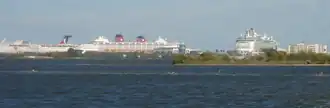 Un des navires amarré dans le Port Canaveral.