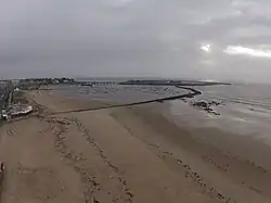 La partie orientale de la plage des Libraires et les aménagements portuaires de Pornichet en hiver.
