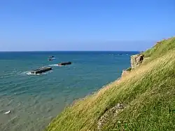 Les restes des caissons Phoenix du port installés après le jour du Débarquement de Normandie lors de la Seconde Guerre mondiale.