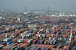 Vue de centaines de conteneurs. Au loin, le pont Vincent-Thomas est visible.