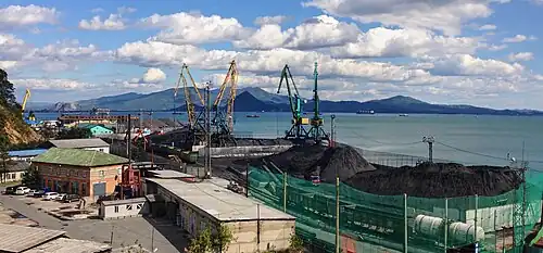 Charbon et grues. La Sestra se distingue au fond.
