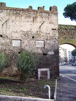 Plusieurs inscriptions figurent sur la face interne du mur de la Porta Metronia.
