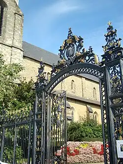 Vue du portail d’entrée place Saint-Melaine et des mosaïcultures sur les terrasses.