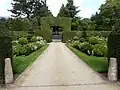 Portail et allée d'accès au château.