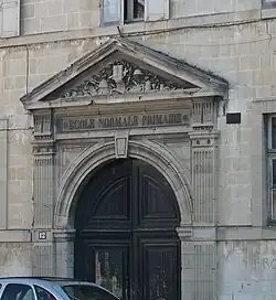 Portail sur la place.