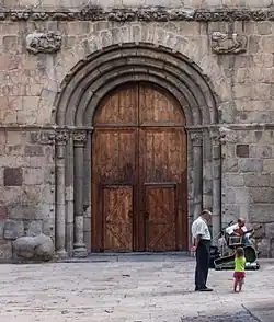 Le portail de la cathédrale.