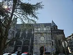 Vue de l'église de la place Saint-Jacques.