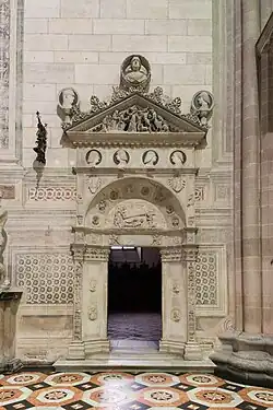 Portail de la sacristie avec des portraits des ducs de Milan, XVe&nbsp;siècle.