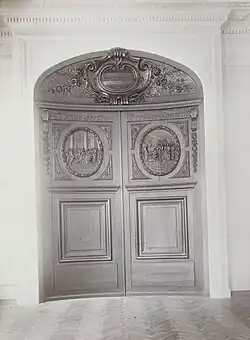 Porte située au parloir du lycée, inscrite comme monument historique.