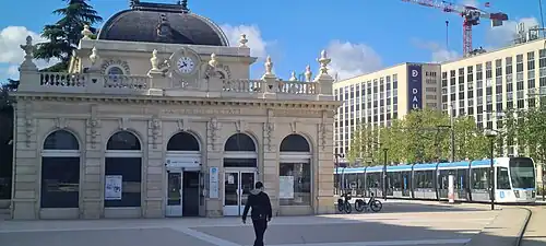 Gare RER Avenue Foch avec une rame du T3b partant de la station porte Dauphine