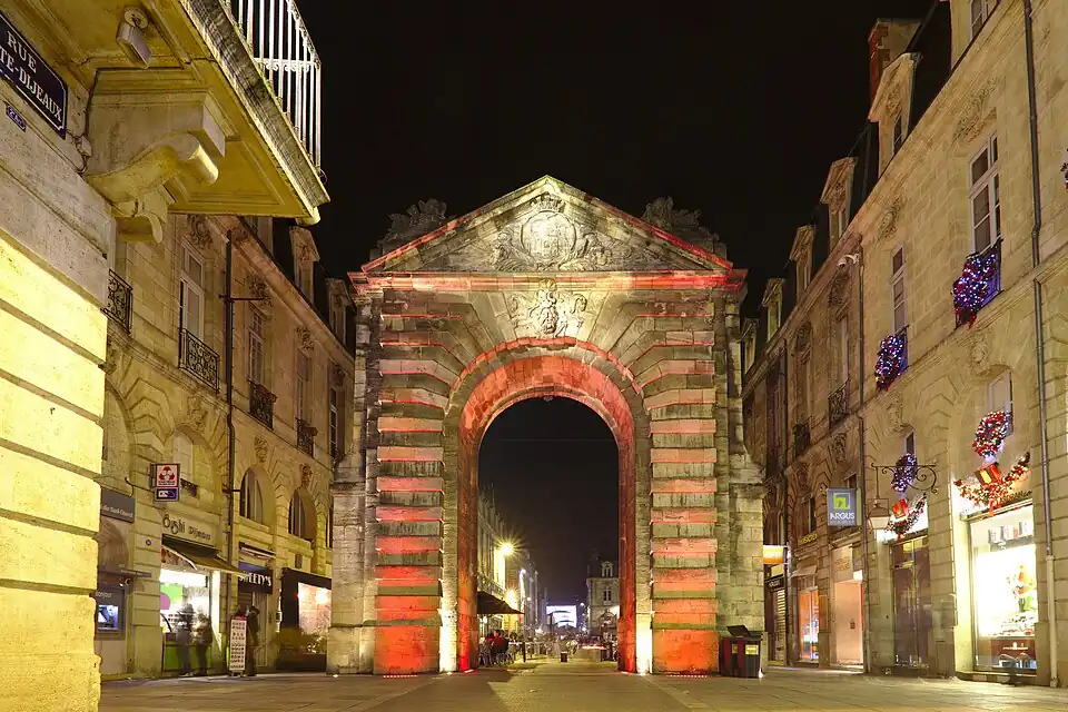 Porte Dijeaux la nuit.