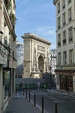 Côté sud-ouest vu depuis la rue de Cléry.