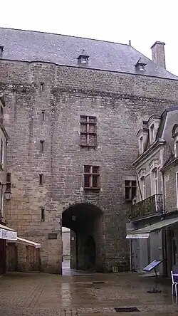 Intérieur de la porte Saint-Michel. Cette façade arrière du XVe&nbsp;siècle ouverte de fenêtres à meneaux témoigne de la fonction de résidence des capitaines de cité.