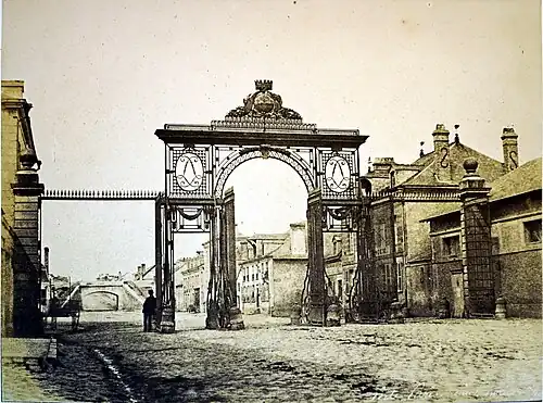 Porte de paris déplacée face aux abattoirs.